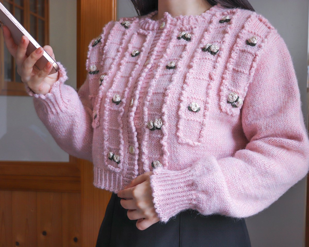 Clairenm_'s tweet photo. 本日Ecrin（エクラン）のパターンをBASE SHOP,Ravelryにてリリースいたしました🎀
BASE SHOP限定で5/6（水）まで15%OFFにてご案内中です🌷

是非この機会にお手に取っていただけたら嬉しいです✨️

Ecrinとは宝石箱という意味💎
自分だけの宝物を身に纏えるような作品です♡ https://t.co/6RjjdcNyOK