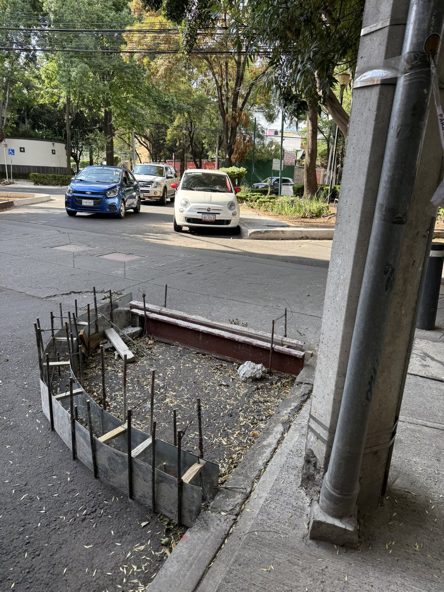 LucasKZ10's tweet image. Tiene dos semanas abandonada esta obra en Patricio Sanz y Matías Romero Glorieta Ricardo "el Vate" López. Por cierto que era para que no se estacionen y siguen estacionandose, necesitamos  discos de No Estacionarse 🚫. Y escuadrón grúas. @BJAlcaldia @LuisMendozaBJ @En_laDelValle