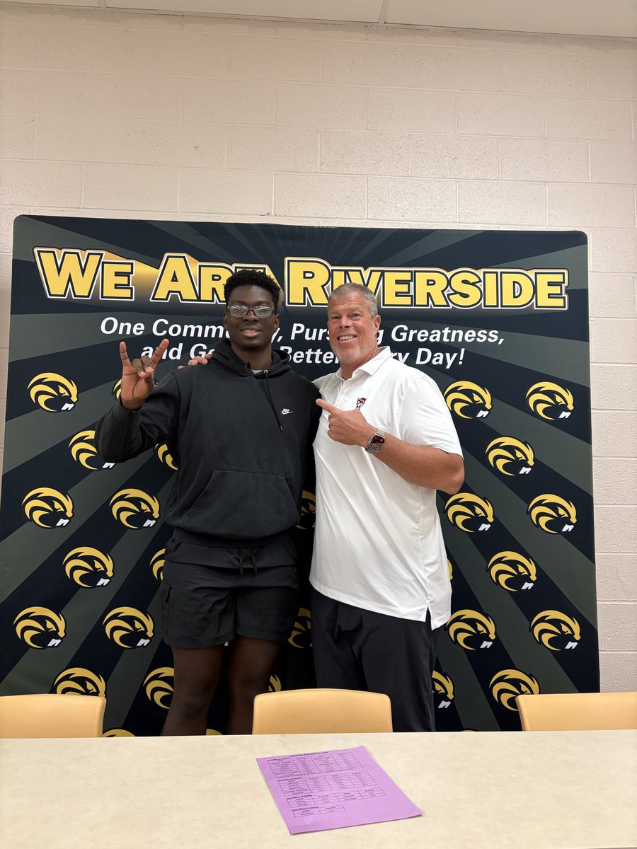 Dtarawallie09's tweet photo. Thank you @Coach2J for stopping by school earlier today, beyond blessed to receive my 14th D1 offer from @PackFootball!! @StateCoachD #1pack1goal #HHT #BigMenLead 🔴🐺⚪️ @AllenTrieu @adamgorney https://t.co/LYoF6uM2mx