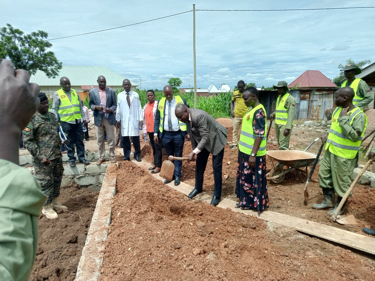 Bugiridistrict's tweet photo. The RDC Bugiri, Mr. Gulume Richard launched the construction of a twin staff house at Buluguyi HC III. The contract is being executed by the UPDF Engineering Brigade and will cost 260M UGX from @MinofHealthUG. It's  expected to be completed within 12 months.@GCICUganda https://t.co/p31z2ywxNM