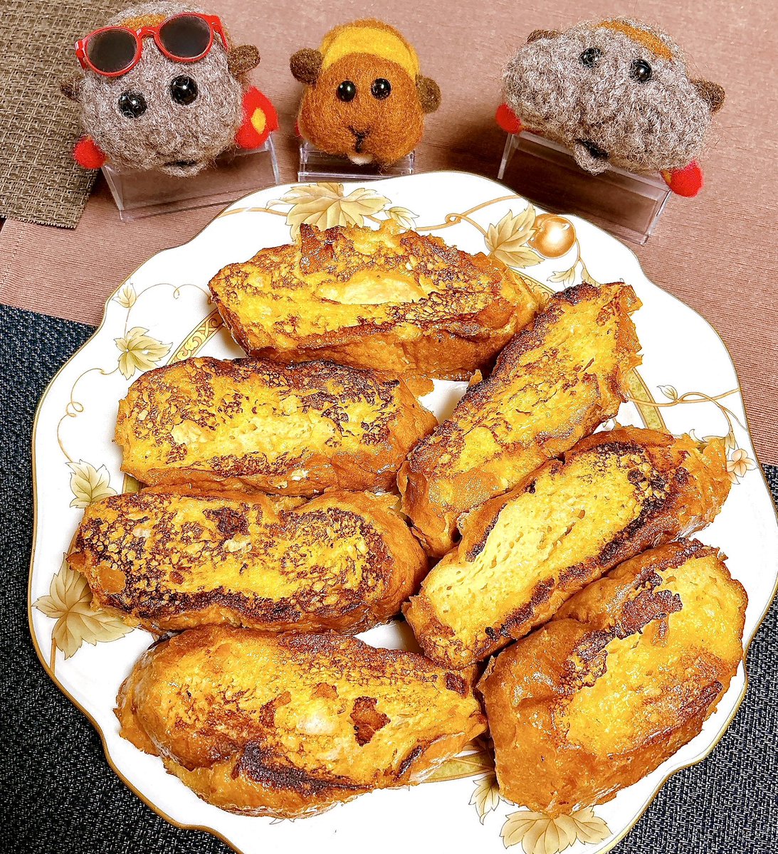 「山盛りフレンチトースト美味しいねえ!」|あさだみほのイラスト