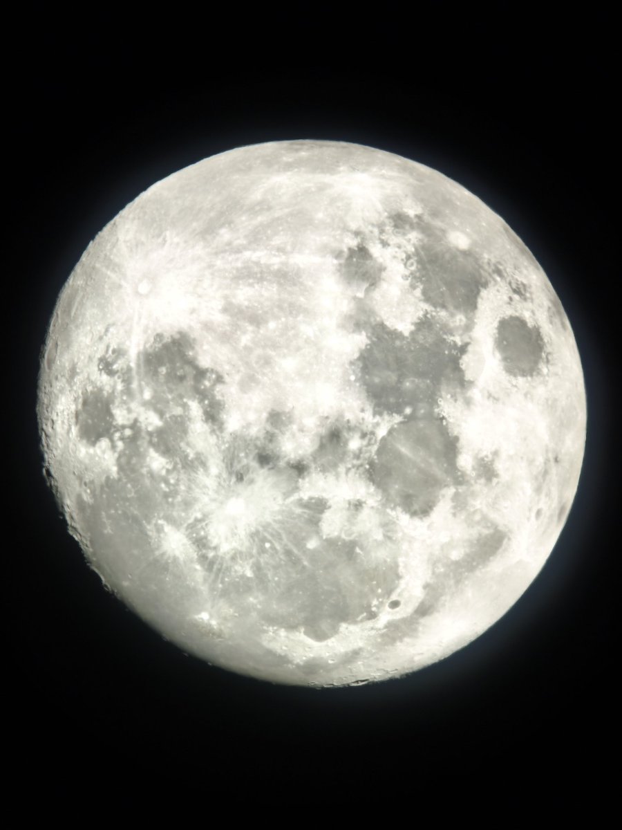 La luna de esta noche 97% iluminada! Mañana a las 21 hrs comienza fase llena, hasta la madrugada del 2 de mayo.