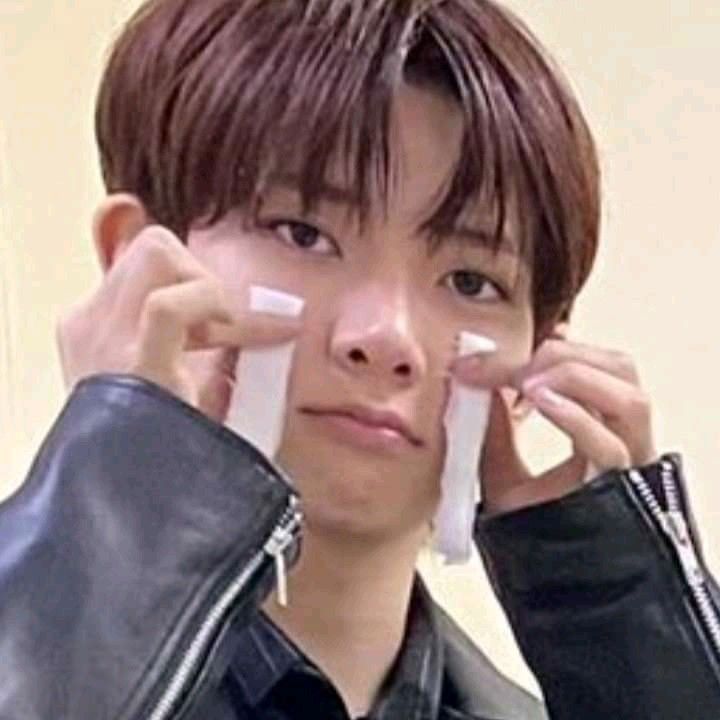 ssunsunaa's tweet photo. HEE LLORANDO PQ TE FUISTE DE LARGO SIN DEJAR TUS TAGS+ RT 💔‼️

#Always_With_Our_sevEN
#You_Complete_Our_SevEN https://t.co/WWPAVM80bx