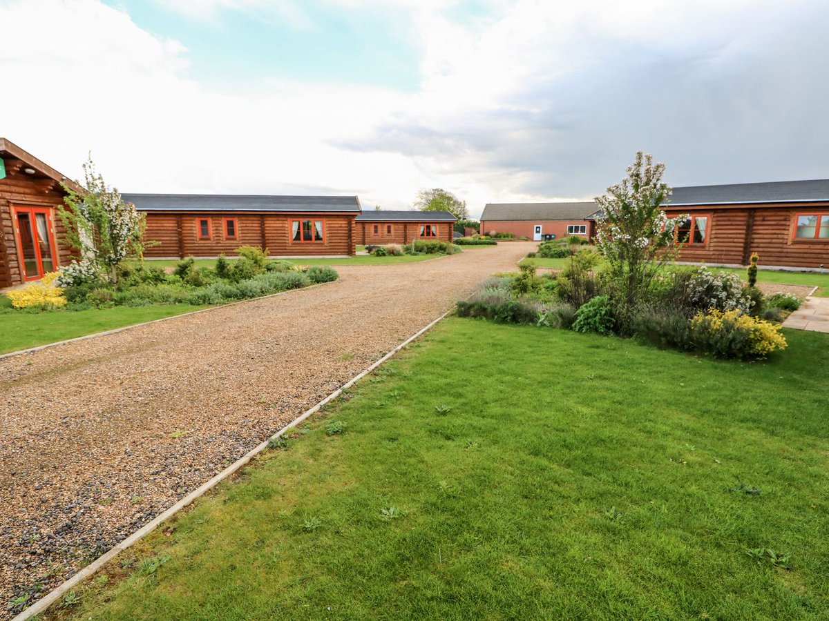 scateringcouk's tweet image. This luxury, single-storey lodge rests close to the village of Greetham in Rutland, and can sleep four people in two bedrooms.

🛁 Hot tub
📍 Greetham, Rutland

selfcatering.co.uk/england/rutlan…

#Greetham #Rutland #HotTub #HolidayCottage #SelfCatering