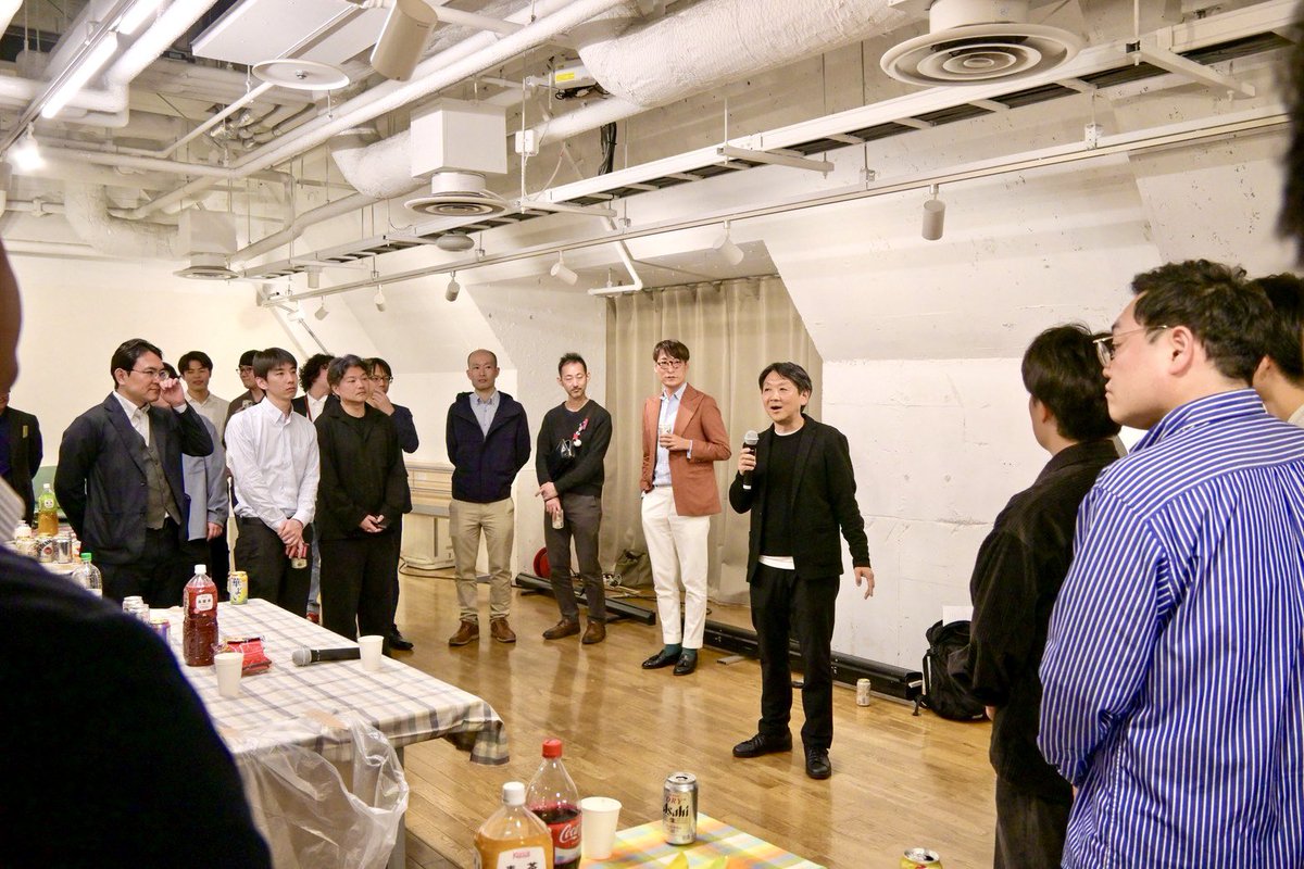 knsty401's tweet photo. 先週末はおよそ半年ごと開催のENCODEトークイベント。
オンラインなし、踏み込んで(ぶっちゃけて)構造デザインの裏側を知っていただく今回のイベントも会場定員80人いっぱいのご参加をいただけました。

今回は若手の阿部竜紀さん、村上翔さんお二人のクロストークをメインに村上さんの元上司である老舗構造設計事務所プラスワンを引き継ぎ代表をされている早稲倉さんにも加わっていただきパネルディスカッション。

阿部さんからは組織規模の構造事務所やメーカーでの開発を経て、いまは構造設計をしながらロボットを組み込んだ住宅開発ベンチャーでの開発のお話しなど。村上さんからはプラスワンでの金田さん、早稲倉さんからの教えから、今の設計にいたるまで建築愛に溢れたお話から、実作やポッドキャストでの発信のお話まで。

早稲倉さんからは老舗事務所を継ぐ重圧や、前後の所内の雰囲気(ご家族との話なども)、村上さんへの教育、その場で村上さんとのかけ合いなど、皆さんから生々しくも厚みあるそれぞれのキャリア周辺のお話を聞くことができました。

懇親会では登壇者含め構造設計者約10名と参加者の皆さんで懇親、ギャラリー活動のバックアップに加わっていただける学生さんからの参加希望もいただけました。最後はやはり野毛に流れて関係者で打ち上げ。皆さんありがとうございました。

構造家同士の交流会は2か月に一度ペースでやっていますが、次回の一般向けイベントは9月頃の予定。次回以降の情報はENCODEのサイトからメルマガ登録いただけると定期的にチェックできます。

ENCODE WEBサイト▼
https://t.co/QpbbgGltFh