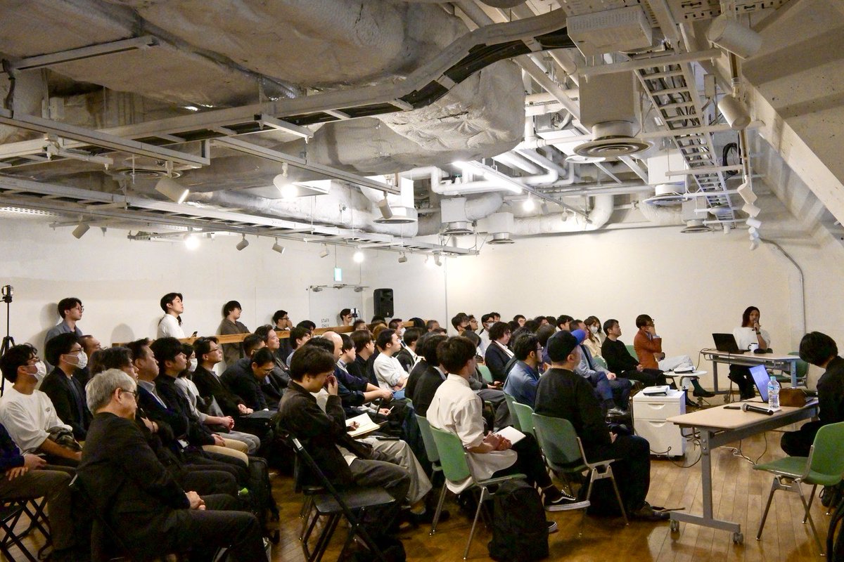 knsty401's tweet photo. 先週末はおよそ半年ごと開催のENCODEトークイベント。
オンラインなし、踏み込んで(ぶっちゃけて)構造デザインの裏側を知っていただく今回のイベントも会場定員80人いっぱいのご参加をいただけました。

今回は若手の阿部竜紀さん、村上翔さんお二人のクロストークをメインに村上さんの元上司である老舗構造設計事務所プラスワンを引き継ぎ代表をされている早稲倉さんにも加わっていただきパネルディスカッション。

阿部さんからは組織規模の構造事務所やメーカーでの開発を経て、いまは構造設計をしながらロボットを組み込んだ住宅開発ベンチャーでの開発のお話しなど。村上さんからはプラスワンでの金田さん、早稲倉さんからの教えから、今の設計にいたるまで建築愛に溢れたお話から、実作やポッドキャストでの発信のお話まで。

早稲倉さんからは老舗事務所を継ぐ重圧や、前後の所内の雰囲気(ご家族との話なども)、村上さんへの教育、その場で村上さんとのかけ合いなど、皆さんから生々しくも厚みあるそれぞれのキャリア周辺のお話を聞くことができました。

懇親会では登壇者含め構造設計者約10名と参加者の皆さんで懇親、ギャラリー活動のバックアップに加わっていただける学生さんからの参加希望もいただけました。最後はやはり野毛に流れて関係者で打ち上げ。皆さんありがとうございました。

構造家同士の交流会は2か月に一度ペースでやっていますが、次回の一般向けイベントは9月頃の予定。次回以降の情報はENCODEのサイトからメルマガ登録いただけると定期的にチェックできます。

ENCODE WEBサイト▼
https://t.co/QpbbgGltFh