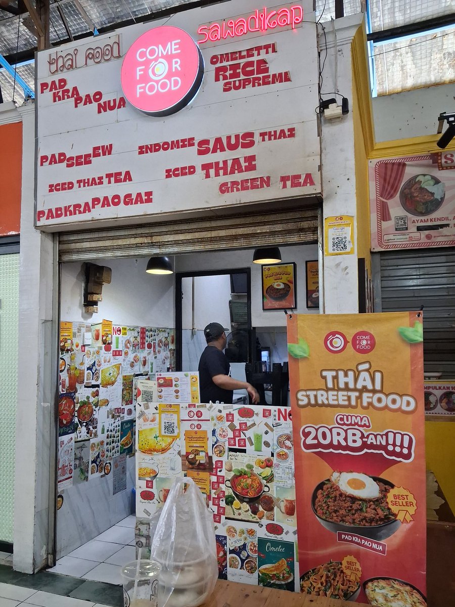 I_jakarta7's tweet photo. Pasar Santaの上のフードコートで出会ったタイ料理屋さんの
ガパオライス?がレベチ❗

バジルの香りがガツンときて、
ピリ辛のひき肉と半熟卵が絡んだらもう優勝。
白ごはんが止まらないやつ。

リピ確定😭✨

#ジャカルタ生活 #駐在員グルメ #PasarSanta #ガパオライス #海外生活 #ジャカルタグルメ https://t.co/NO15mrTI69