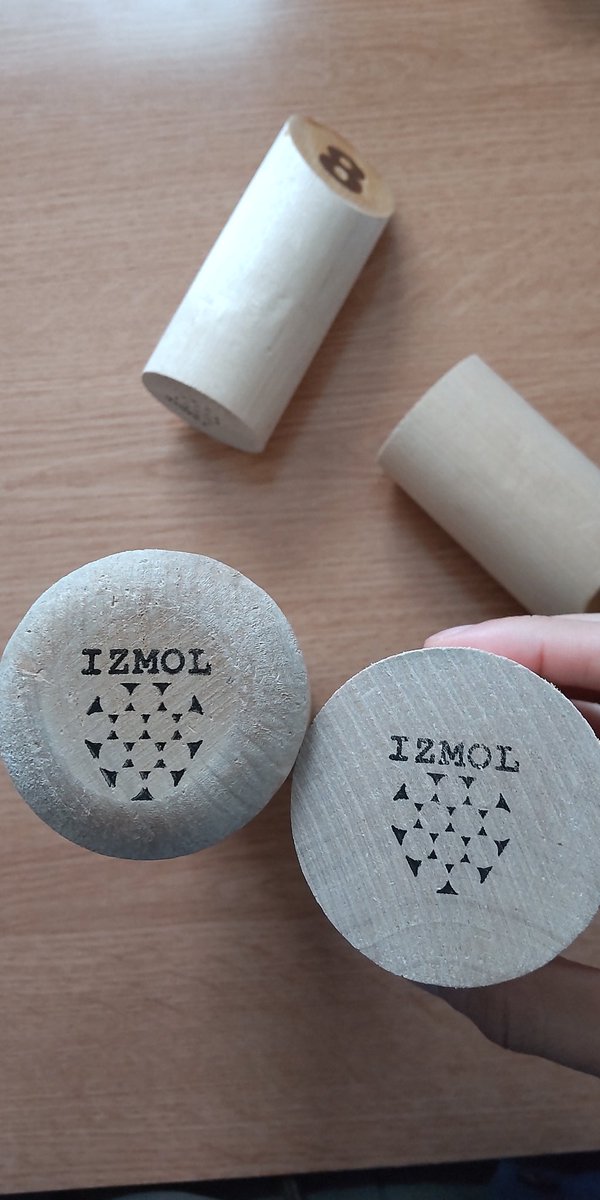 IZMOLのはんこ届きました！
早速、モルック棒とスキットルに押す！
いいね～♪
#秋田市
#モルック
#みんなのはんこ屋