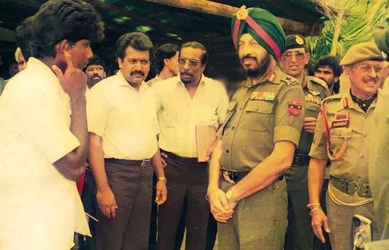 Chopsyturvey's tweet image. Lt Gen Dipender Singh passes away at 96.
As GOC in C Southcom he led the IPKF.
A very rare pic..with Prabhkaran and Anton Balasibgham from LTTE ..