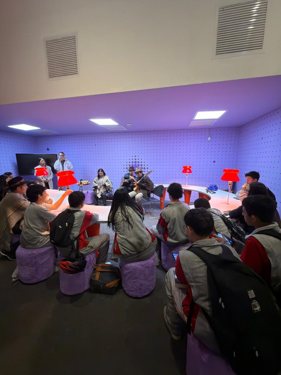 GobiernoBTA's tweet photo. Así vivimos la #Filbo2026 

Desde la Secretaría de Gobierno acompañamos el taller “Sonidos de Raíz: Saberes Indígenas” un espacio donde la música andina estuvo presente, con el grupo Moque, que a través de un espacio experiencial compartió su espiritualidad y tradiciones.
 
Los asistentes vivieron un encuentro profundo con las memorias que habitan en la pervivencia cultural de los pueblos, con reflexiones sobre el papel de la música en la transmisión de saberes y la construcción de comunidad.

#Bogotaneidad #AquíSíPasa