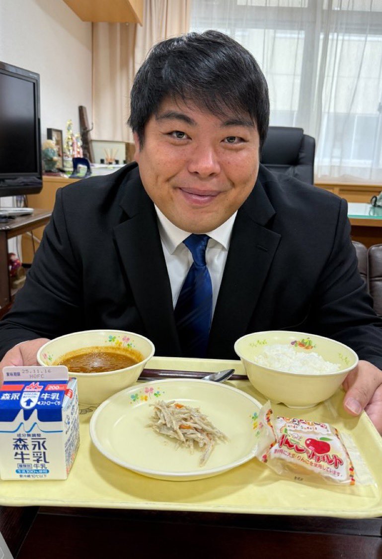 Tanakaseiji14's tweet photo. 小学生の給食！
少ないだろ！
もっと食べさせてやれよ！ https://t.co/4PgyrUzmYt