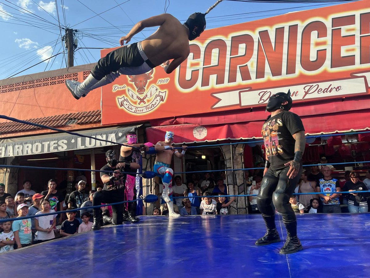 LaTijeraLucha's tweet image. Sensacional lucha semifinal relevos atómicos con #PromocionesCocolores en que se lleva la esquina técnica #PequeñoDiagonal, #CaballeroDeFuego,#ZBoy y #ReyTachala (quien sufre un golp3 en un vuelo)y #EmperadorKatana al dar cuenta de #Vertical #Diagonal, #ReyChispita y #GenioNegro.