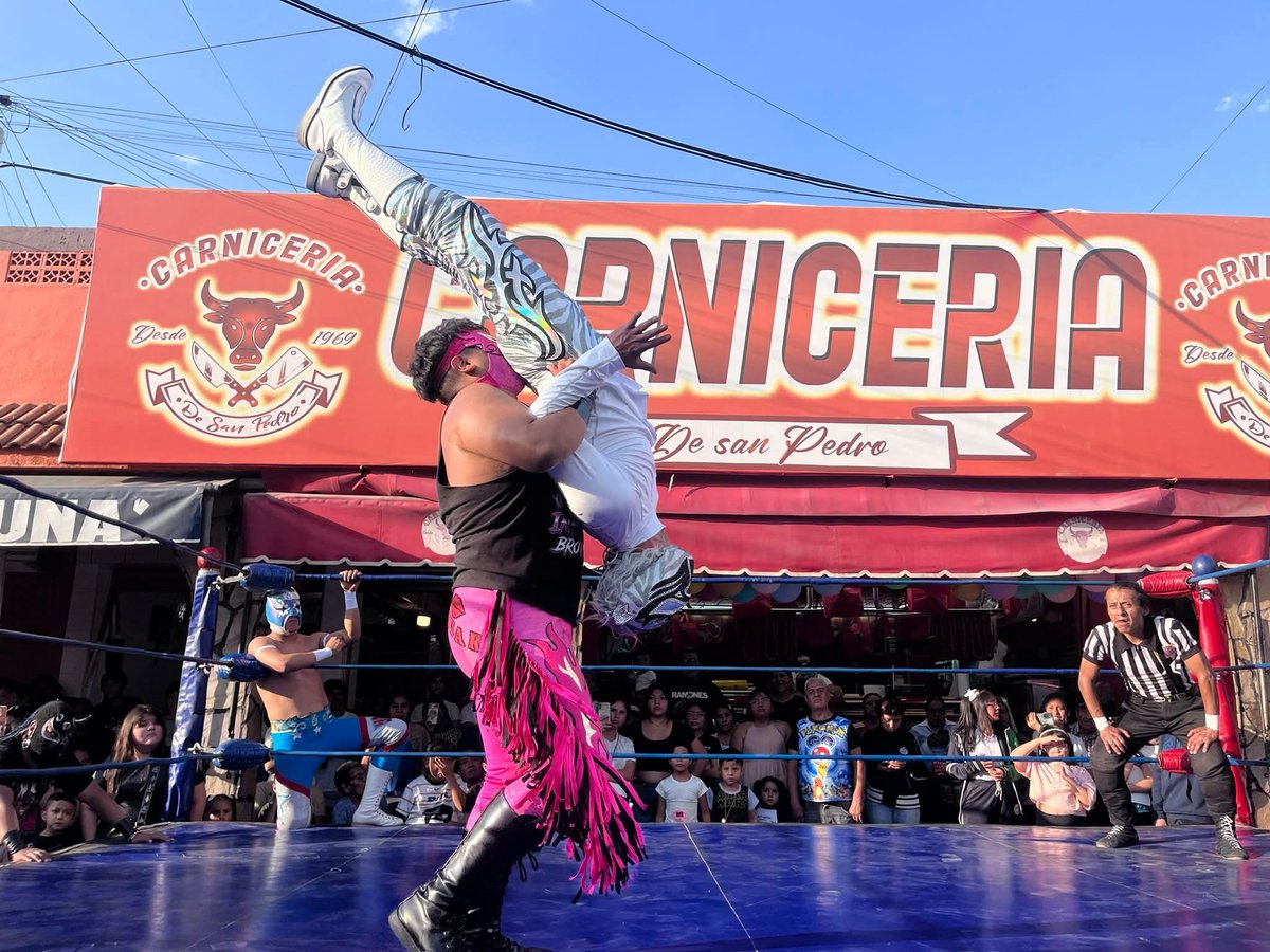 LaTijeraLucha's tweet image. Sensacional lucha semifinal relevos atómicos con #PromocionesCocolores en que se lleva la esquina técnica #PequeñoDiagonal, #CaballeroDeFuego,#ZBoy y #ReyTachala (quien sufre un golp3 en un vuelo)y #EmperadorKatana al dar cuenta de #Vertical #Diagonal, #ReyChispita y #GenioNegro.