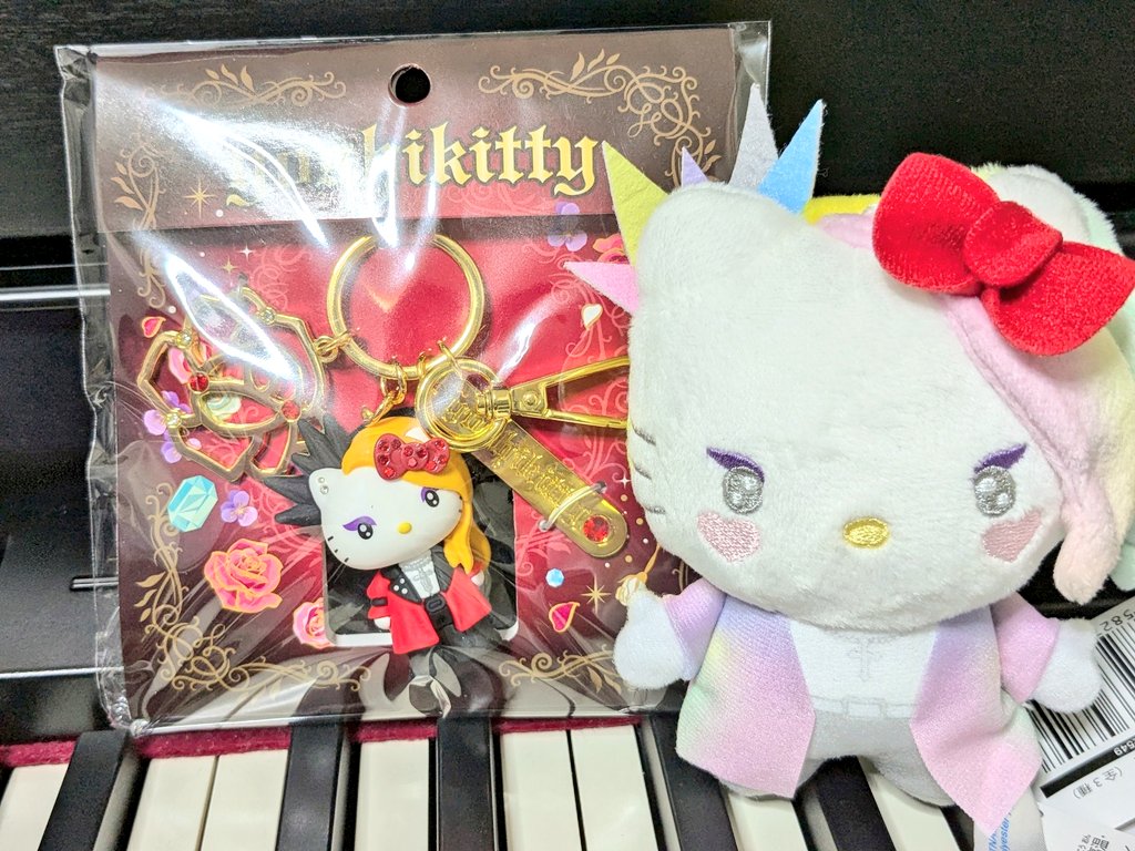 S*ね様 新品　完売品　貴重　Hello Kitty シューキーパー　Sanri Amazon.com: Silver Buffalo Sanrio Hello Kitty 3D Sculpted Festive