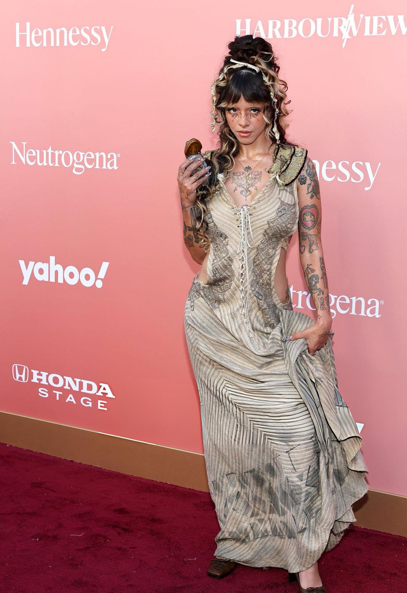 GAGNESS! Melanie Martinez servindo MUITO no evento Billboard Women in Music.