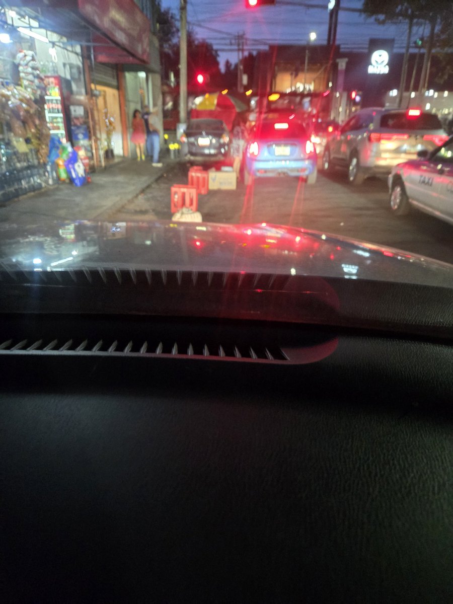 dibbs80's tweet photo. @OVIALCDMX @TuAlcaldiaGAM de nuevo en Norte 23-A casi esq. Montevideo ponen sus artículos para apartar lugar y si los retiras el dueño amenaza https://t.co/lLy0wTIsLw