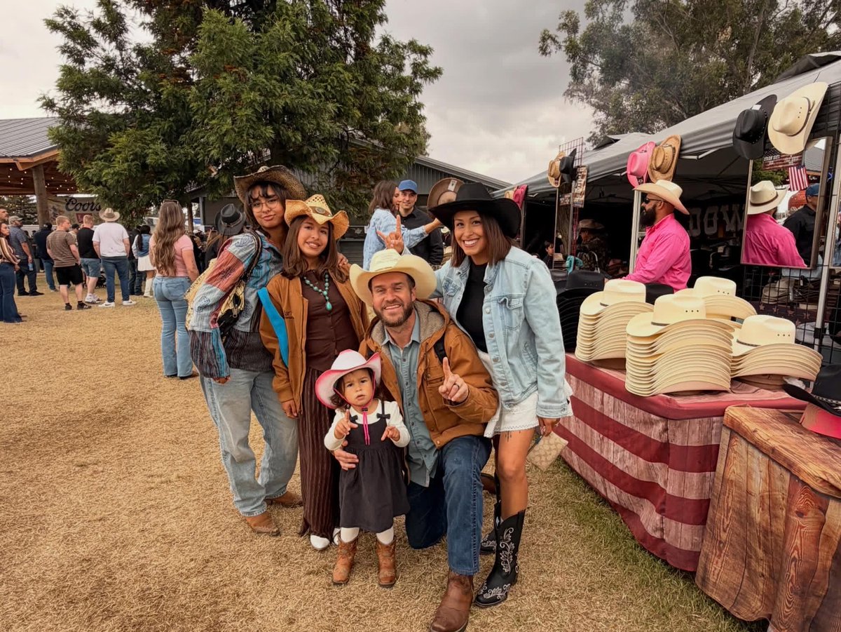 vivianjorge119's tweet image. Simple days, real smiles 😊
Watching the cowboys with my little one 🐎🤍

#makingmemories #familymoments #countrylife #goodvibes
