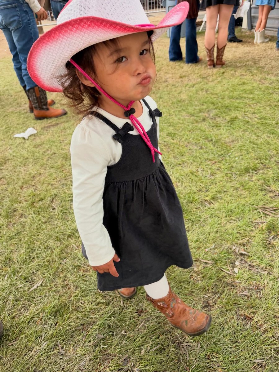 vivianjorge119's tweet image. Simple days, real smiles 😊
Watching the cowboys with my little one 🐎🤍

#makingmemories #familymoments #countrylife #goodvibes