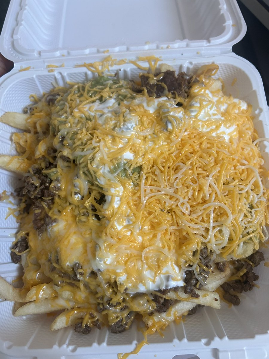 Lilpeepswhoree4's tweet image. Yall don’t even understand how bad I need carne asada fries rn #afro #dieting