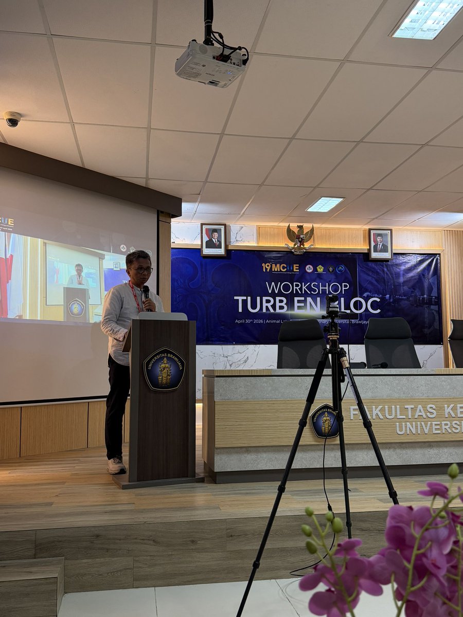 jteoh_hk's tweet photo. Such an honour to join the 19th MCUE TURB En Bloc Workshop at Malang Indonesia! The #ERBT community keeps growing! #UroSoMe 🇮🇩🌎 https://t.co/a2VRHiK2eE