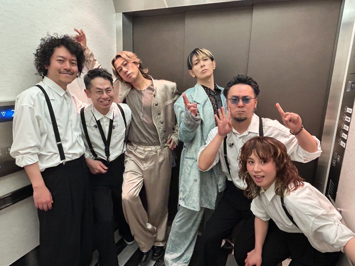 KanameKawabata's tweet photo. ツアー完走👏👏
ケミチームが誰一人欠けず終えられたことに感謝です！

次のツアーでまたお会いしましょう！

See you later 👋✨ 

＠CHEMISTRY_2011 https://t.co/bvTRza5nSZ