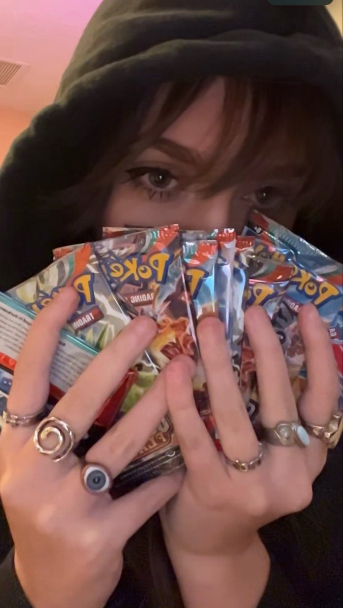 luvmarikitti's tweet image. i need more cards to support my pokemon addiction pls :333

#pokemon #moothunt〃・ #poor #moot