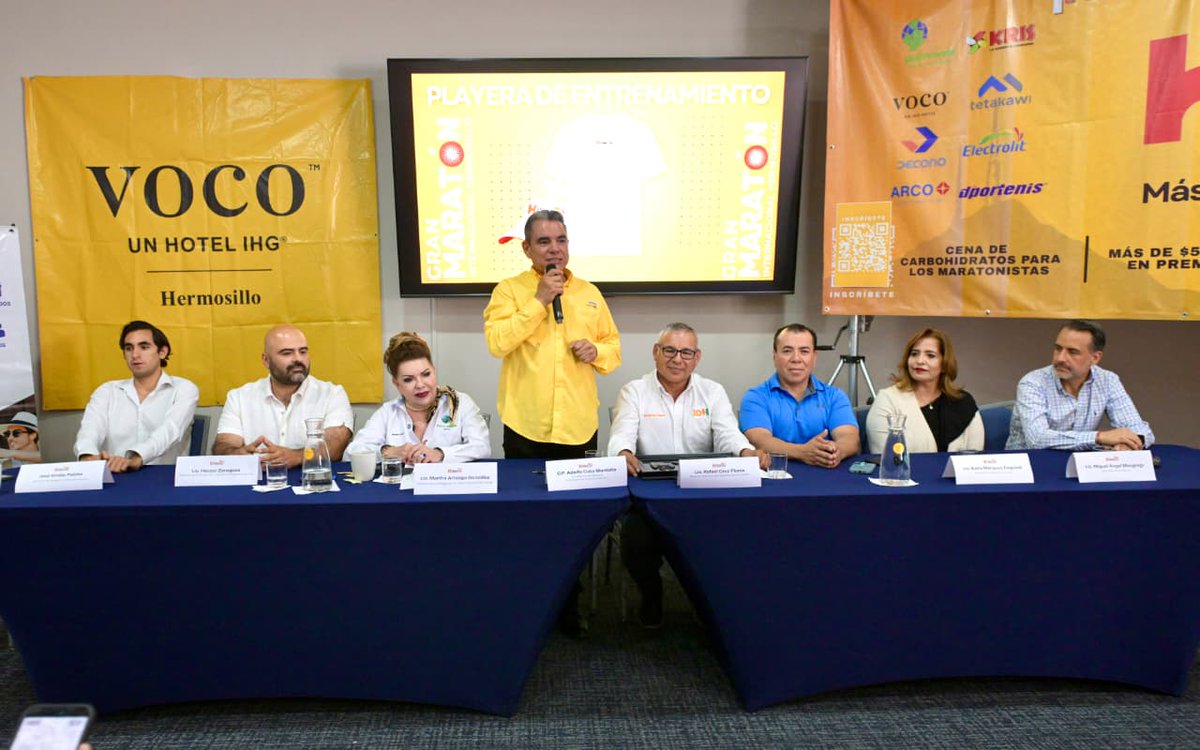 kunfupanda2's tweet photo. Hermosillo se alista para la décima edición de su Maratón Internacional 2026

Hermosillo, Sonora. La capital sonorense se prepara para vivir una de sus fiestas deportivas más importantes con la celebración de la décima edición del Maratón Internacional de Hermosillo, programado para el próximo 6 de diciembre de 2026. Este aniversario marca una etapa de evolución para el evento, que apuesta por la innovación, el crecimiento y una experiencia de mayor calidad para los participantes.

Como parte de esta nueva fase, se presentó el rediseño del logotipo oficial del maratón, una imagen que refleja modernidad y dinamismo, al tiempo que simboliza el desarrollo que ha tenido la competencia a lo largo de una década.

La organización también dio a conocer nuevas metas para esta edición, entre ellas elevar el nivel del evento, aumentar la participación de corredores nacionales e internacionales y posicionar a Hermosillo como un referente del running en México. A esto se suman nuevas alianzas con instituciones, patrocinadores y organismos deportivos que fortalecerán tanto la logística como la experiencia general.

Durante la presentación, el director del maratón, Adolfo Cota, destacó el impacto del evento más allá de lo deportivo.
“Este maratón no es solo una carrera, es una plataforma para inspirar, unir y transformar. Queremos que cada corredor viva una experiencia inolvidable, justa y segura”, expresó. Asimismo, se reconoció el respaldo del presidente de la federación, pieza clave en el crecimiento de la competencia.

Uno de los anuncios más relevantes fue el esquema de premiación: todos los premios serán entregados en efectivo el mismo día del evento, medida que busca garantizar transparencia y un reconocimiento inmediato al esfuerzo de los atletas, especialmente en la distancia de 42 kilómetros.

En materia de seguridad, los organizadores informaron que se implementará un operativo coordinado con autoridades municipales y estatales, incluyendo Tránsito Municipal, Protección Civil y cuerpos de emergencia. El plan contempla monitoreo constante de la ruta, cierres viales estratégicos, señalización clara y personal capacitado en puntos clave. Además, el recorrido estará marcado con pintura azul cielo para facilitar su seguimiento.

El maratón mantendrá también su enfoque ecológico, con la instalación de puntos de recolección de residuos, campañas de concientización y la promoción de prácticas responsables entre los corredores, con el objetivo de reducir el impacto ambiental del evento.

En cuanto a los aspectos técnicos, las salidas están programadas a las 6:30 a.m. para las distancias de 42 y 21 kilómetros, y a las 7:00 a.m. para 10 y 5 kilómetros. La ruta recorrerá algunos de los puntos más emblemáticos de la ciudad, como el Palacio de Gobierno, la Catedral, la Universidad de Sonora, el bulevar Kino y el Parque Madero, en un circuito certificado que garantiza precisión en las distancias.

Los participantes contarán con hidratación cada 2.5 kilómetros, bebidas isotónicas, fruta, seguridad en toda la ruta, ambientación musical y una zona de meta con infraestructura de primer nivel.
Como incentivo adicional, quienes se inscriban antes del 30 de junio recibirán una playera de entrenamiento gratuita y una gorra Dry Fit incluida en su kit.

Las inscripciones ya están abiertas a través del sitio oficial https://t.co/KE5DDtg2Xz, donde se pueden consultar categorías y distancias disponibles.

Finalmente, el evento tendrá un componente social significativo, ya que en colaboración con la Fundación Pintando Sonrisas y la Fundación Cruz Gálvez, se destinarán 50 mil pesos en especie para apoyar a niñas y niños.

Con diez años de historia, el Maratón Internacional de Hermosillo 2026 se perfila como una edición histórica que combina organización, compromiso social e innovación, consolidándose como una de las competencias más importantes del noroeste del país.