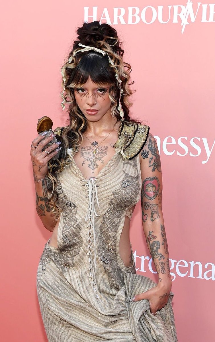 I cant, she's too much ♡♥︎♡