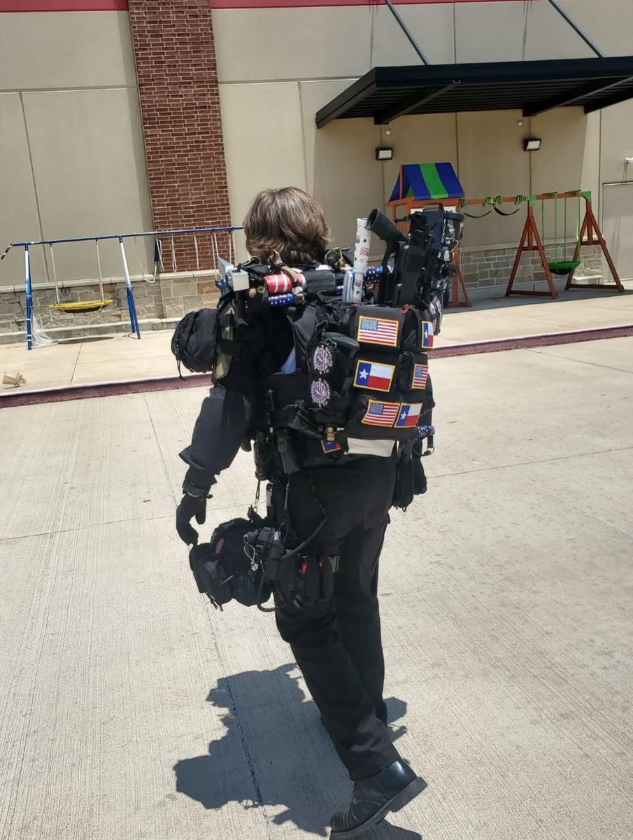 TRIGGERHAPPYV1's tweet image. This security guard is going viral after he was spotted wearing pounds of tactical gear and is being considered a Medieval knight of the retail kingdom