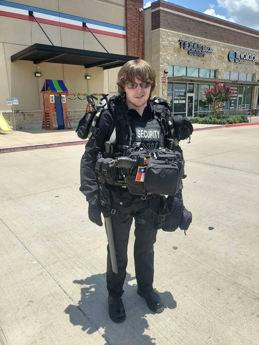 TRIGGERHAPPYV1's tweet image. This security guard is going viral after he was spotted wearing pounds of tactical gear and is being considered a Medieval knight of the retail kingdom