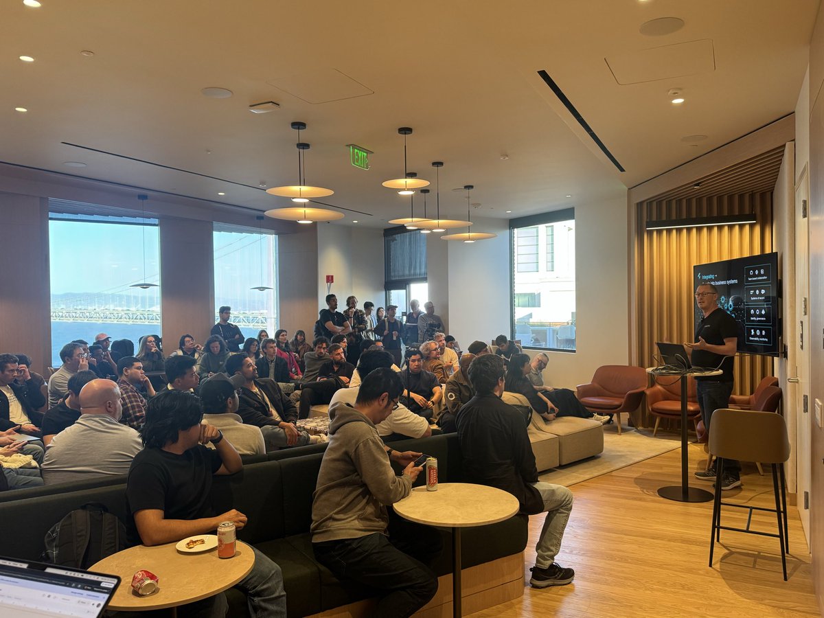 andrelandgraf's tweet photo. All Things Sync kicking off with @thruflo from ElectricSQL talking about agents running on sync! https://t.co/hSecibr66x