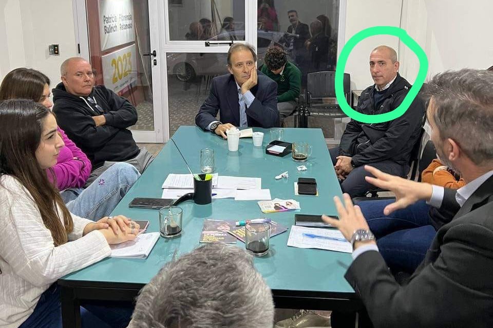 MakeItAsOne's tweet photo. @mujeresquenofu1 .@mujeresquenofu1
Aquí se lo ve en 2023 #asesorando a #FlorenciaRetamoso del #PRO/ #Cambiemos/ #JuntosPorElCambio, del ala de #PatriciaBullrich/ #Bullrich.
En ese momento tenía la #matricula #suspendida y estaba #procesado por #AbusoSexual. https://t.co/aDABZGFEeP