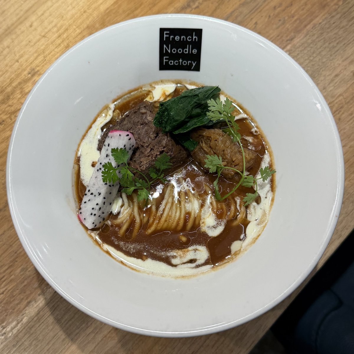 FNF0415's tweet photo. GWいかがお過ごしですか？
今年のGWはスッキリしないお天気🥲

それでも変わらず元気に営業しております🈺

【限定】
牛肉の濃厚ハヤシらーめん
¥1680

ハヤシライスならぬ、ハヤシヌードルです🥰

自家製コンビーフと飴色玉ねぎたっぷり🧅
サワークリームソースがマイルドに仕上げてくれる一杯です🍜 https://t.co/TYWoFghMXD