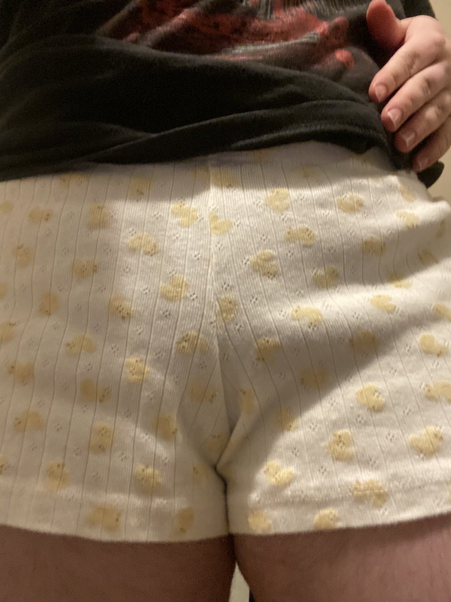 beeppn0pp's tweet photo. do you guys like my new rubber ducky shorts? :] https://t.co/fogQaHd8uH