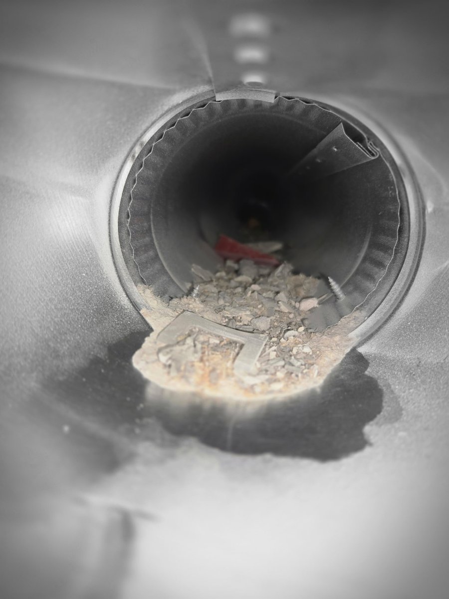 xBEEHIVEDUCTx's tweet image. Don't let you ducts get like this and effect the air you breath. #hvacmaintenance #utah #BeehiveDuctCleaning #familyowned #stayclean