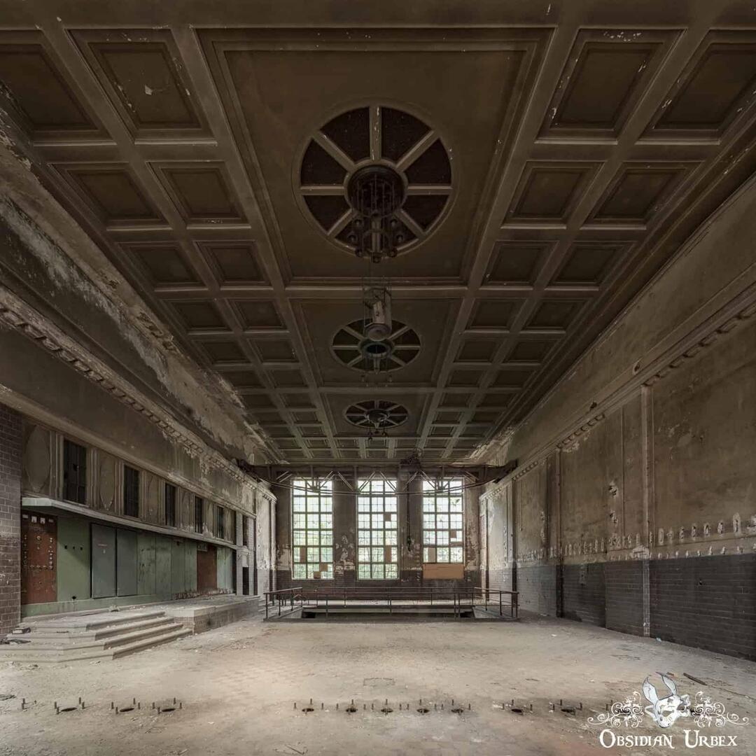 ObsidianUrbex's tweet image. 🚴⌨️🚗🛩️ From bicycles and typewriters to cars and aircraft parts, this old powerhouse fueled nearby factories through GDR and Soviet times before abandonment in the 1990s. A glorious example of early Art Deco industrial design. #EastGermany #Abandoned #ArtDeco