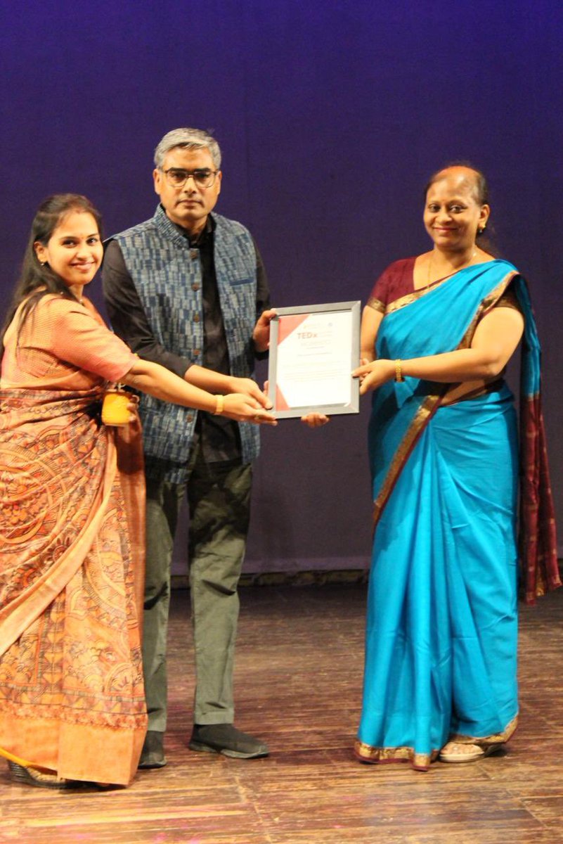 ravishranjanshu's tweet image. बीते दिनों महिला सशक्तिकरण के मुद्दे पर Lady Irwin Collage TEDx में अपनी बात रखने का मौक़ा मिला…इस दुनिया में वो आती हैं पुरुषों के समान, लेकिन समाज उनको महिला गढ़ देता है…
#TEDx #Ladyirwincollage