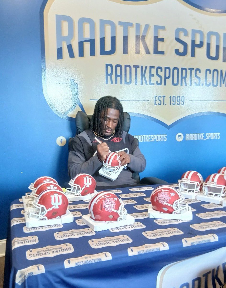BLSportsGroup's tweet photo. @kaelonblack6 in the house 🔥 signing today with @RadtkeSports ✍️

@IUHoosiers x @49ers 

#blacklabelbrotherhood #49ers #hoosiers https://t.co/mjpxm1mQ0L