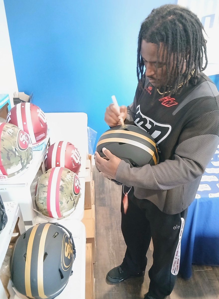 BLSportsGroup's tweet photo. @kaelonblack6 in the house 🔥 signing today with @RadtkeSports ✍️

@IUHoosiers x @49ers 

#blacklabelbrotherhood #49ers #hoosiers https://t.co/mjpxm1mQ0L