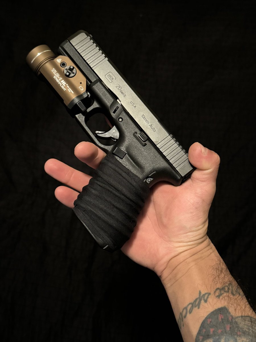 ItsTimoCruz's tweet image. Glock with the hockey tape ⚡️
#Glock #Howies #TCM