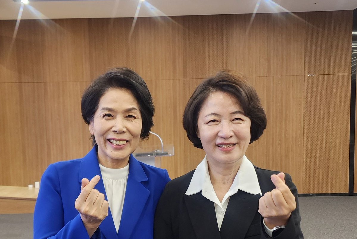 [추미애선대위 총무본부장을 맡게 됐습니다!]
<추미애 대용광로 선대위>
총무본부장을 맡게 됐습니다.
.
추미애후보 당선이 곧 
이재명정부 성공의 초석입니다.

진실
성실
간절한 자세로
뛰겠습니다.

다들 같이 해주실 거죠!
경기도지사는 추미애!
추다르크 아자자자자자!