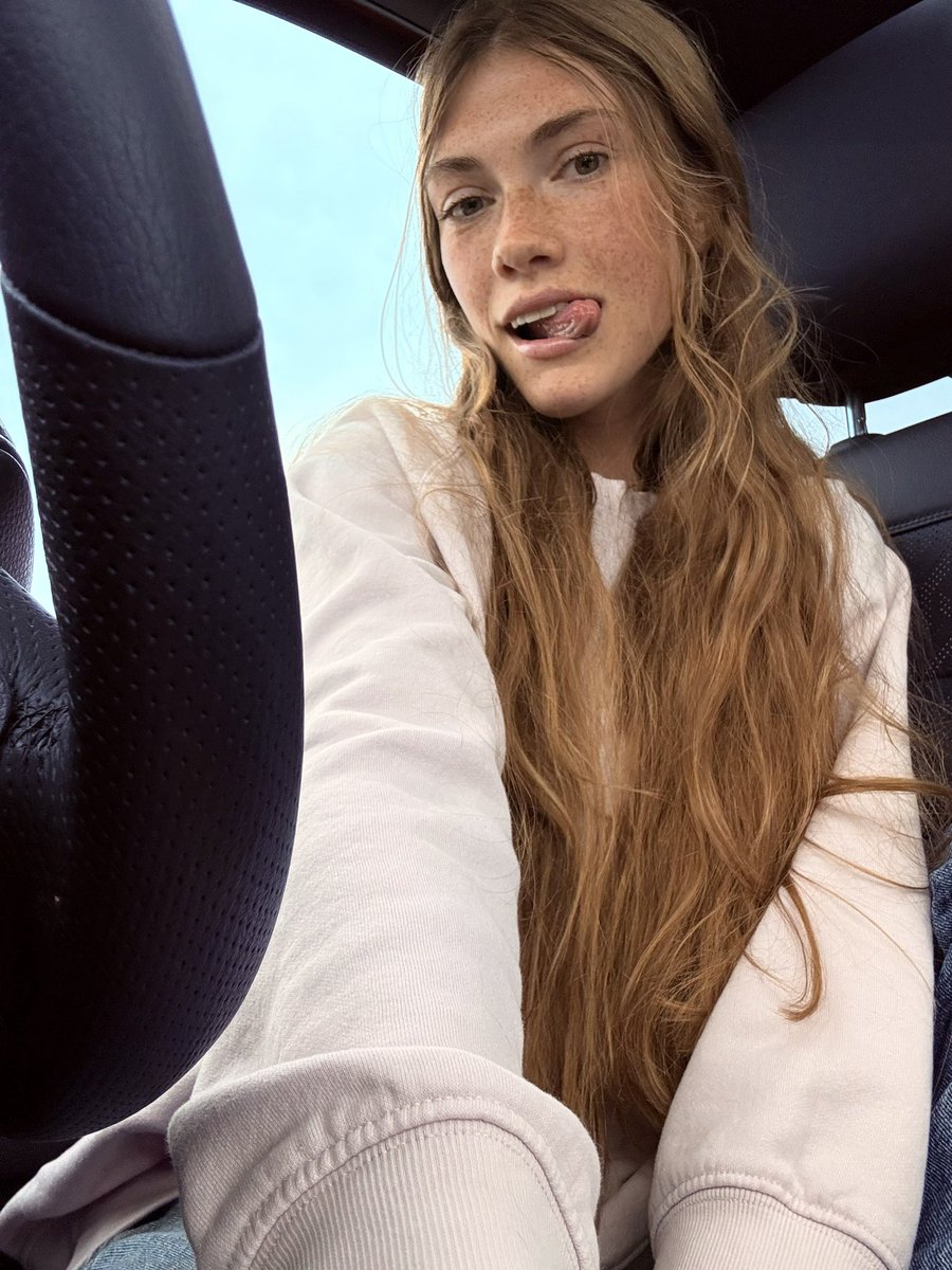 Daisybluebabe tweet media