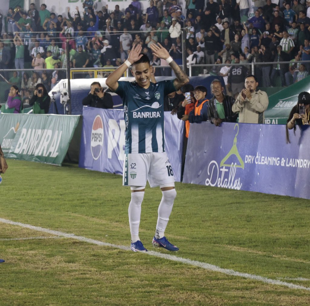 MynorSandoval08's tweet photo. 🥑 Sin celebrar en el Pensativo, primera vez que Oscar Alexander Santis le marca a los Cremas 👻 ¿Debería la directiva blanca buscar su regreso? https://t.co/qrFHlFXmjn