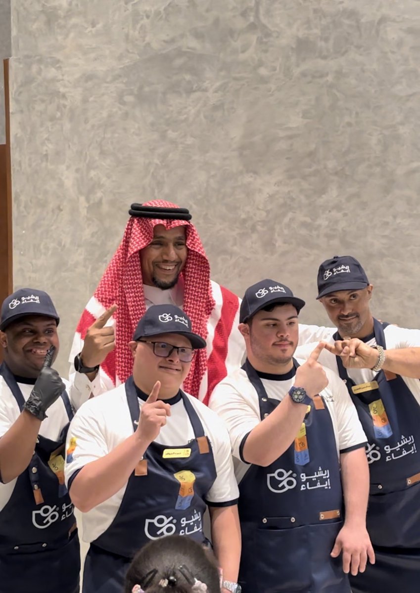 lobana_1's tweet photo. لازلت تحت تأثير ريشيو إيفاء
انا كنت حاضره مع اختي على انه افتتاح عادي 
لكن الصدمه لما شفت الموظفين 
"متلازمة داون"
طول الوقت عيني تتبعهم واحس بها قلوب من جمال المنظر وكيف انهم مبسوطين وهم يشتغلون والي يبغى يساعد والي يرحب
تبارك الرحمن اعطو المكان حياة
اهني صاحب الفكرة 🤍🤍 https://t.co/M7FBhEl5ju