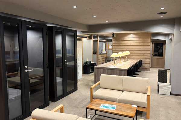 BasisPointABC's tweet photo. 【午後にWeb会議を控えている方へ】
カフェからのオンライン商談、周りの声や情報漏洩が気になりませんか？🤫

当店の防音個室なら、周囲を気にせず大事な商談に集中できます。
午後からの予定に備えて事前の場所確保を👇
【https://t.co/CzdfDBbXVc】

#Web会議 #テレワーク #個室ブース https://t.co/loNdSl3W0U