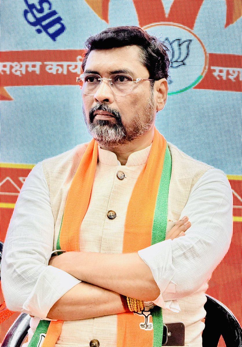 की घेतले न हे व्रत अंधतेने…”

२५-३० वर्षांपूर्वी विचारधारेचे काम सुरू करताना कुठे, काय, कोण, कधी होणार याचा कधीही विचार केला नव्हता. प्रखर राष्ट्रवादाची भावना आणि सकारात्मक काम करण्याची जिद्द, यातूनच या प्रवासाला सुरुवात झाली… आणि पाहता पाहता २५-३० वर्षे कधी निघून गेली ते कळलेच