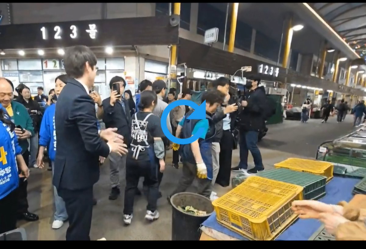 악수한 구포시장 여자 상인분은 그 손 그대로
지키는데 하정우는 고개 돌리고 손 털고 휙
가버린다
연예인이었으면 인성 논란 터지고 아작나고 
퇴출까지
최고 악질 정치인 양아치는 치외법권인 대한민국