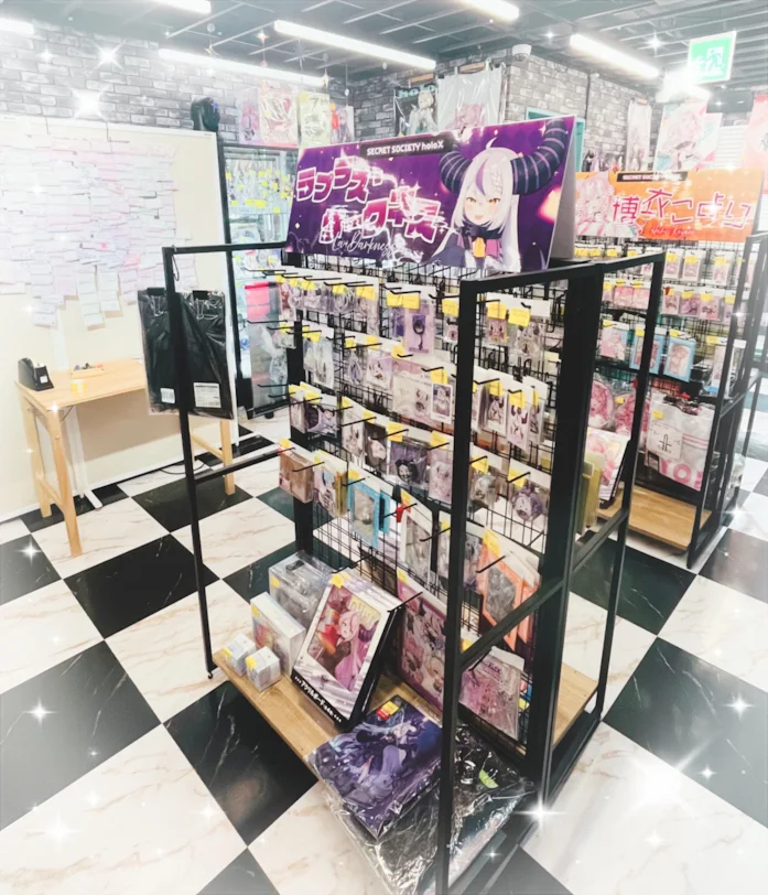 FandomAkiba's tweet photo. ＃ファンダムアキバ です🖤

\　　本　日　最　終　日　　/

当店5Fでは『 #秘密結社holoX Live 2026「First MISSION」』開催記念特設フロアを開催中です❕

寂しいことに本日最終日となりました...😭
ライブの余韻でまだまだ熱い ＃holoXer の皆さま、DAY2としてぜひお越しくださいませ‼‼

グッズの販売の他、写真スポットやメッセージボードなど楽しい企画をご用意しておりますので、ぜひライブの想い出を増やしていってください🖤

＃秋葉原 のFandom Akibaでお待ちしております‼

#アキバのお店 #ホロライブ #SSholoX 
#ラプラス・ダークネス #ぷらすめいと 
#鷹嶺ルイ #ルイ友 
#博衣こより #こよりの助手くん 
#沙花叉クロヱ #飼育員 
#風真いろは #かざま隊 
#SSholoX世界リペイント計画