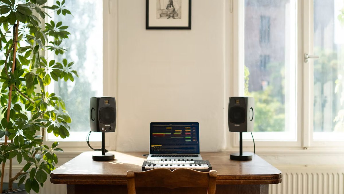 ManhattanR's tweet photo. 1999年設立ベルリンのプロ向けモニタースピーカーメーカーADAM Audio （アダムオーディオ）の最小サイズで高音質なシリーズ「D3V」取り扱い中。渋谷店二階では実機のディスプレイも実施。

D3V(BLACK 1 PAIR)🔗https://t.co/OcbtbM2J5f

D3V(WHITE 1 PAIR)🔗https://t.co/4Pej2JVhoa https://t.co/iKgsnhoTjH