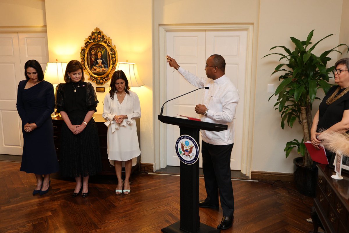 EmbajadaUSAenRD's tweet photo. Fue celebrada una emotiva ceremonia de bendición en la residencia de la embajadora Leah F. Campos @AmbLeahCampos , oficiada por el Padre David Soriano, párroco de la Catedral, con la presencia de miembros de la misión diplomática e invitados especiales. Este significativo momento encomienda su gestión en la República Dominicana, su labor al servicio y fortalecimiento de los lazos entre ambas naciones. Asimismo, se presentó la colección de “Artes en embajadas” @ArtInEmbassies, un programa del Departamento de Estado que resalta el poder del arte como puente cultural y símbolo de colaboración.